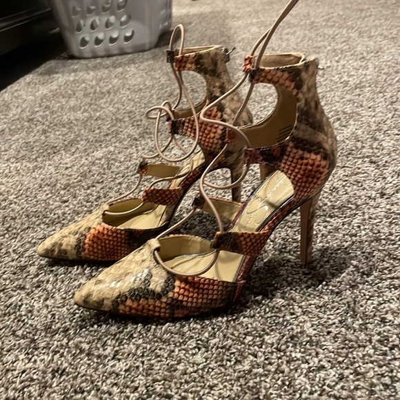 Jessica Simpson sexy heels! - Picture 1 of 4